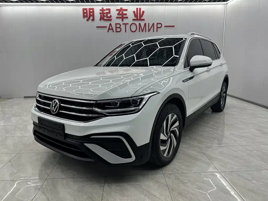 Volkswagen Tiguan L — фото 1