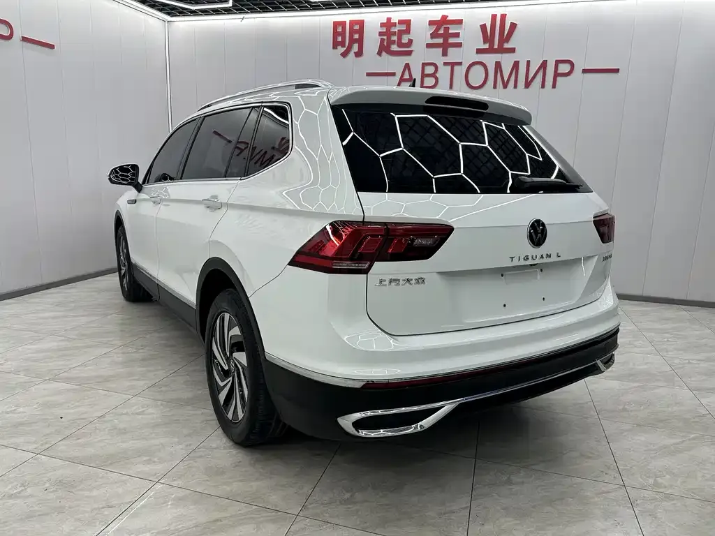 Volkswagen Tiguan L — фото 10