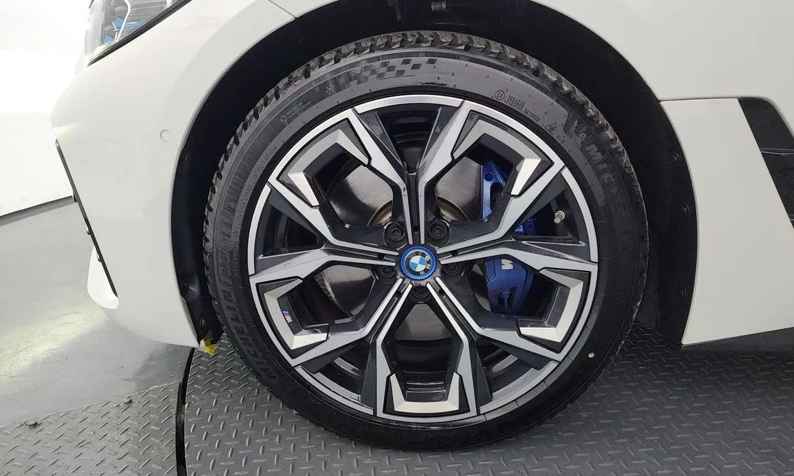 BMW i4 — фото 8