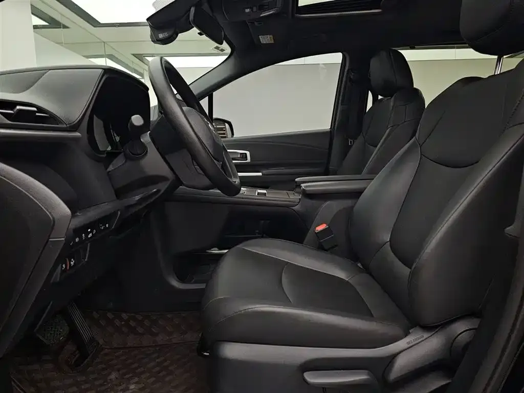 Toyota Granvia — фото 2