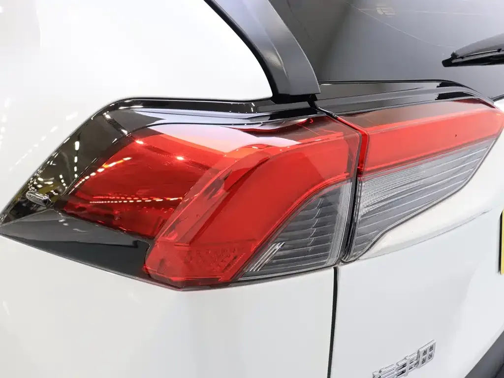 Toyota RAV4 — фото 8
