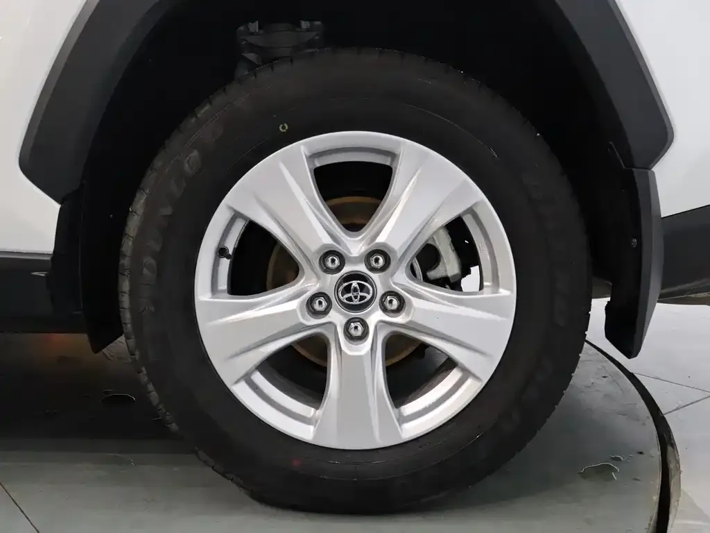 Toyota RAV4 — фото 6