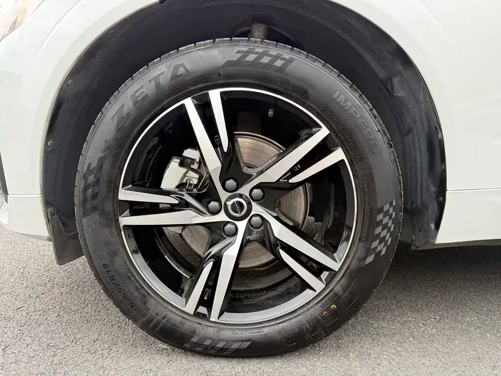 Volvo XC60 — фото 10