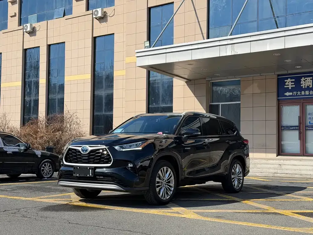 Toyota Highlander — фото 1