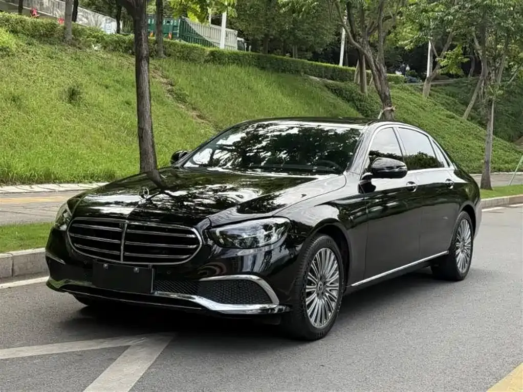 Mercedes-Benz E-Class — фото 1