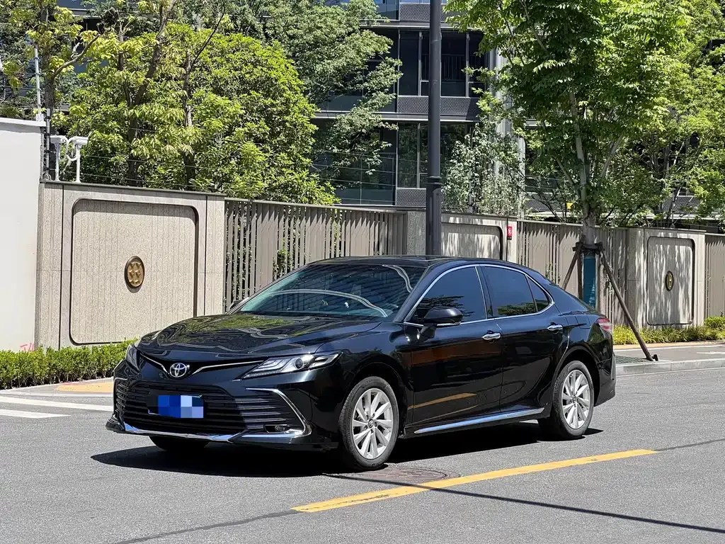 Toyota Camry — фото 1
