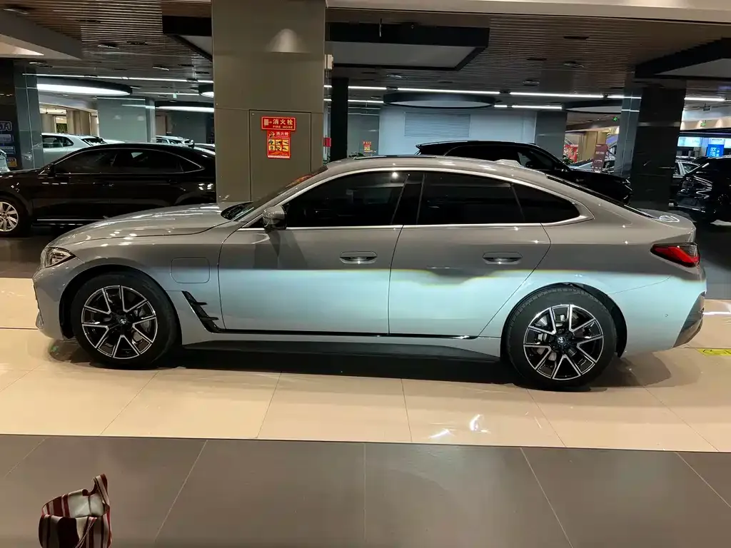 BMW i4 — фото 5