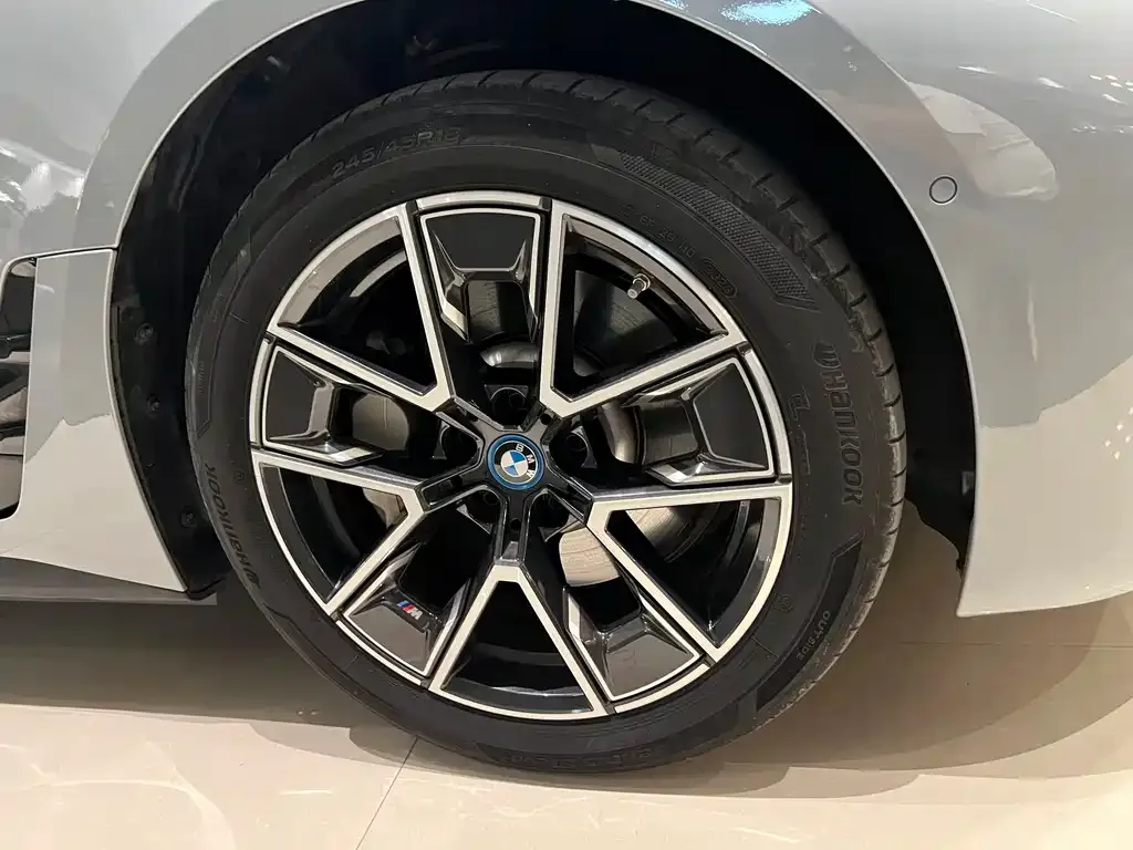 BMW i4 — фото 6