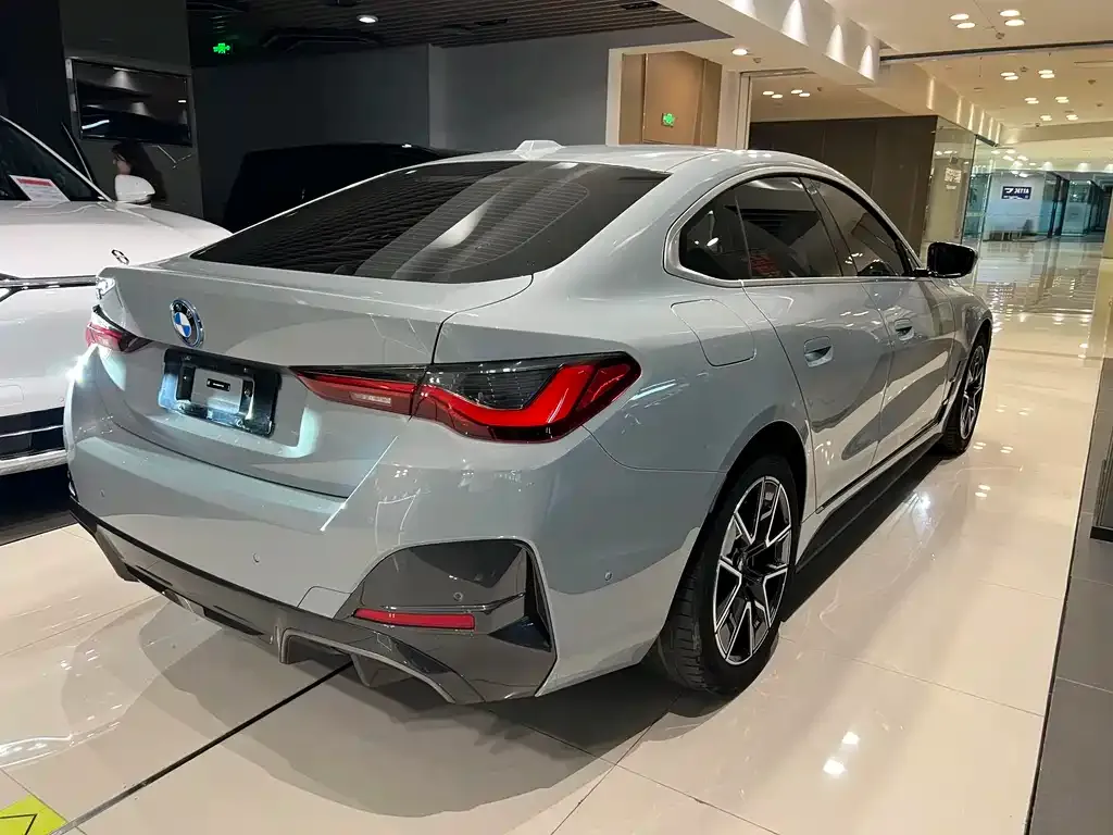 BMW i4 — фото 10