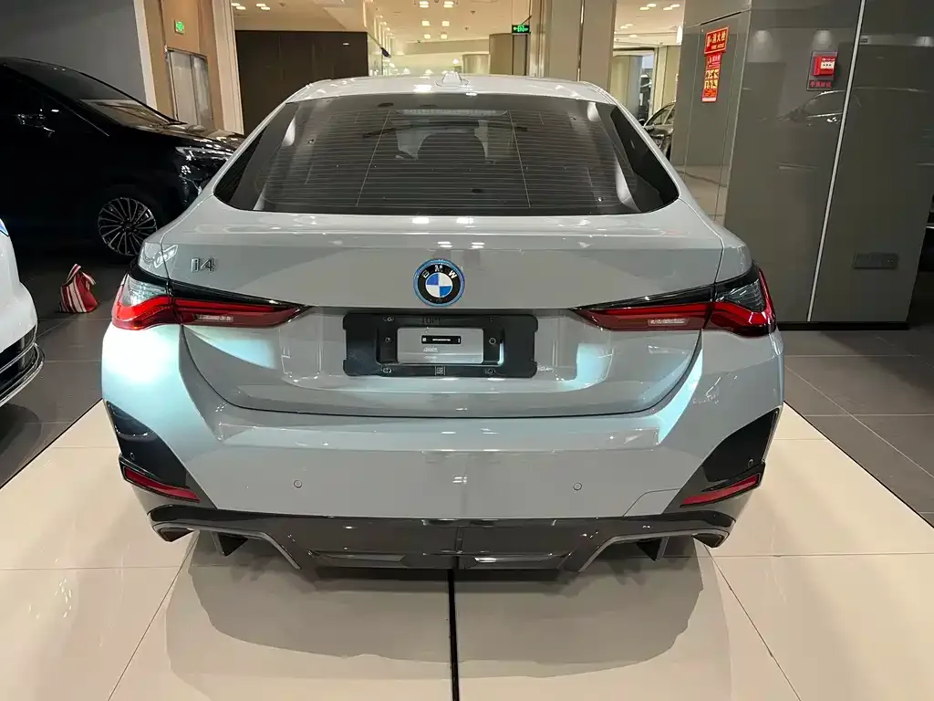 BMW i4 — фото 7