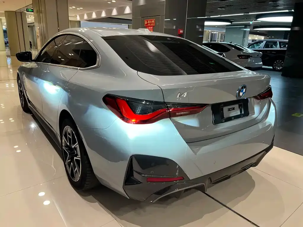 BMW i4 — фото 9