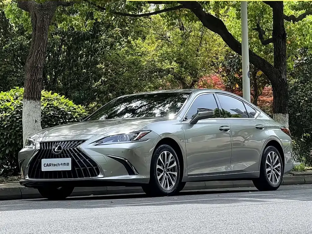Lexus ES — фото 1