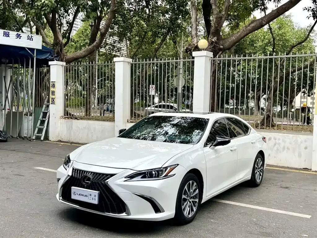 Lexus ES — фото 1