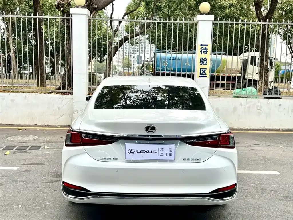 Lexus ES — фото 9