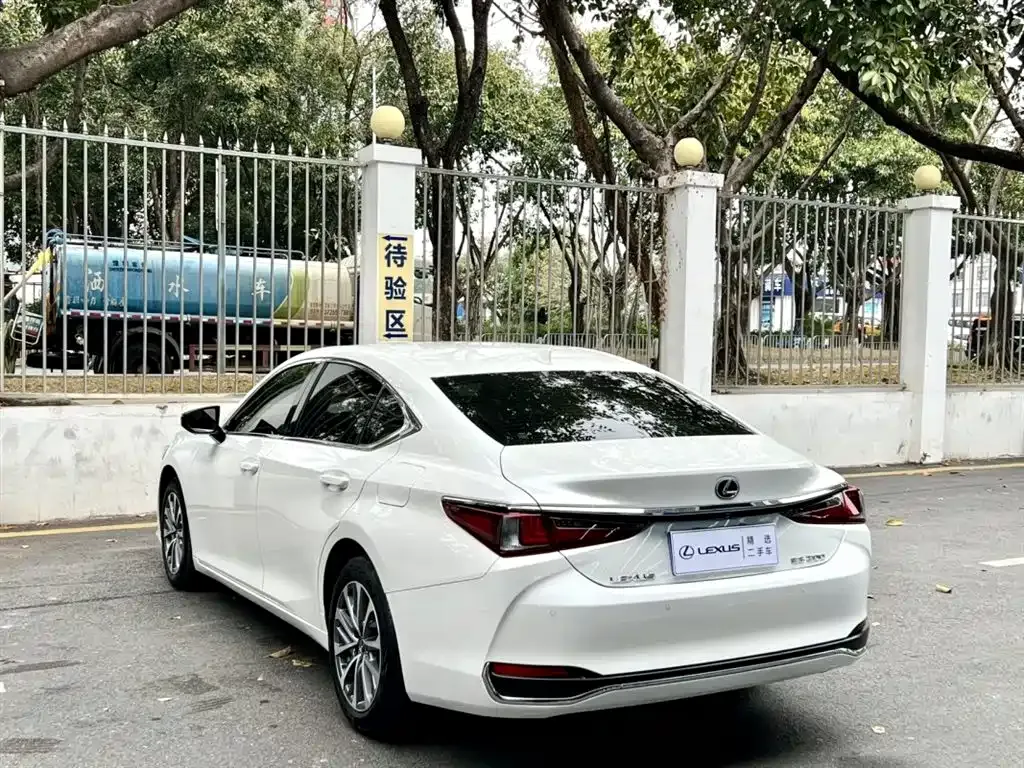 Lexus ES — фото 8