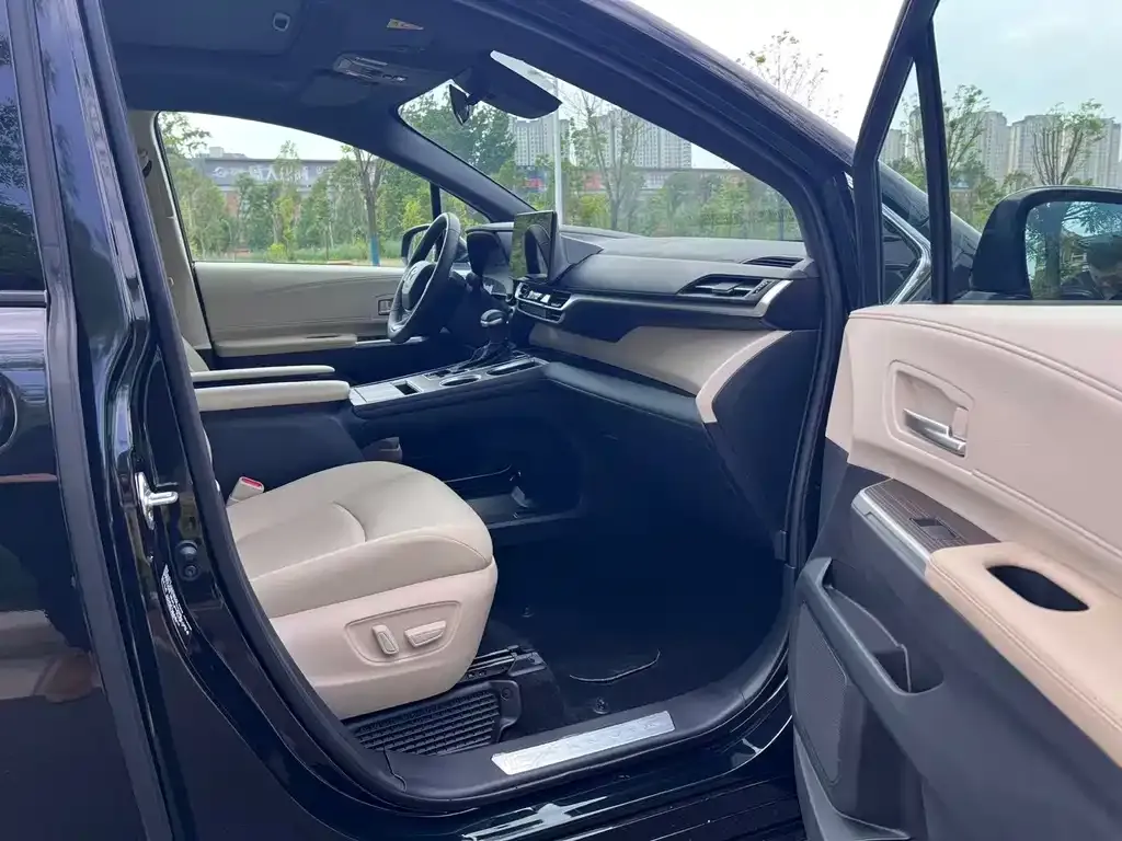 Toyota Granvia — фото 2