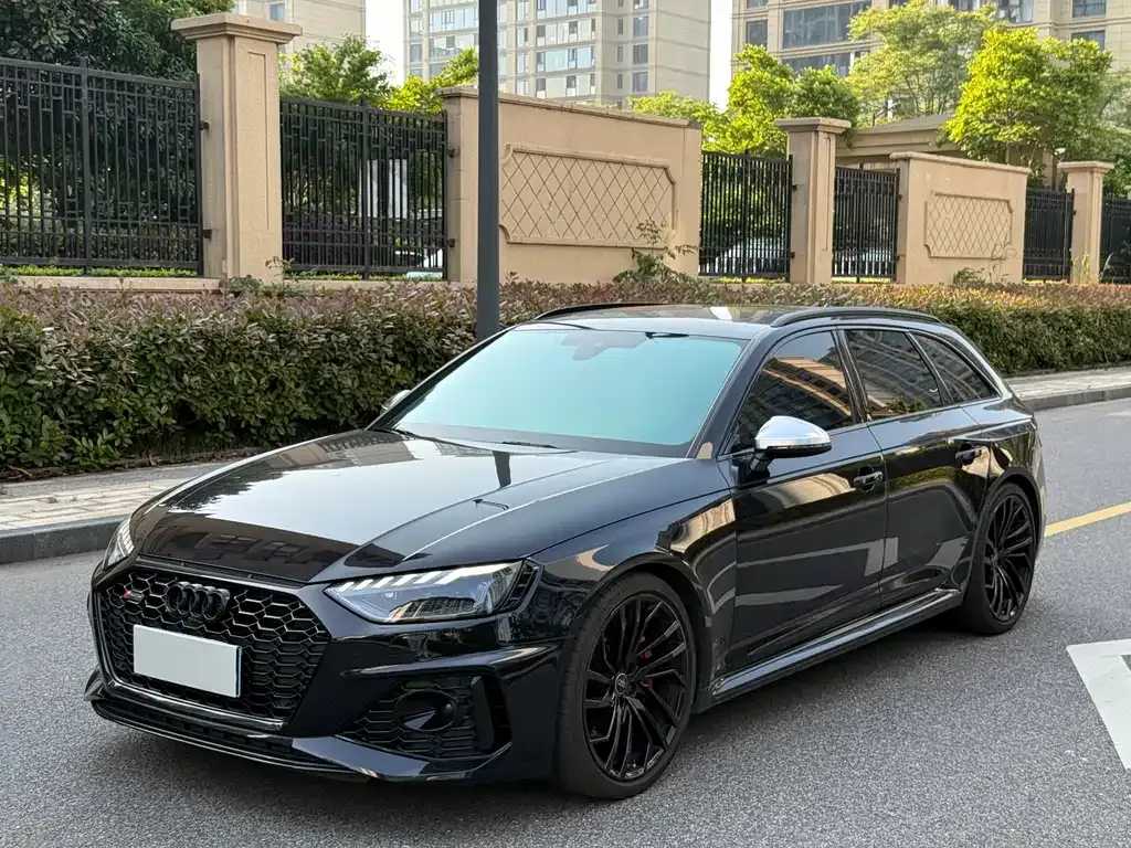Audi RS 4 — фото 1