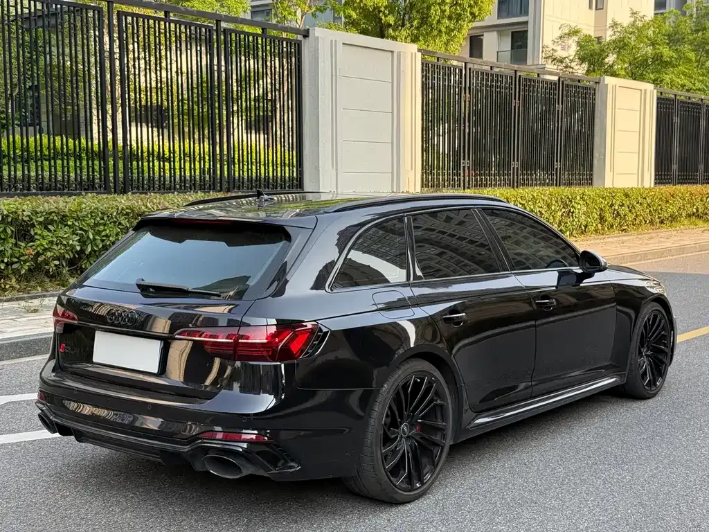 Audi RS 4 — фото 9