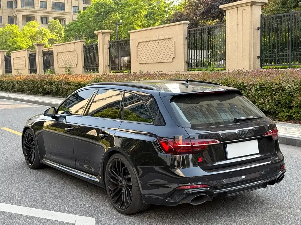 Audi RS 4 — фото 8