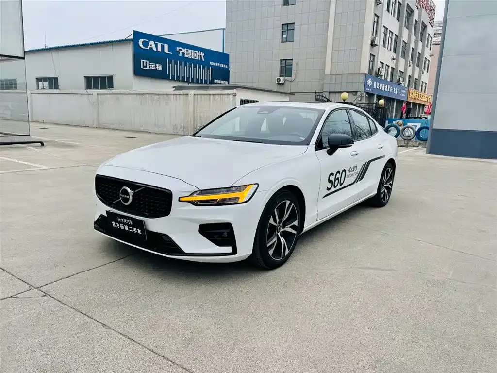 Volvo S60 — фото 1