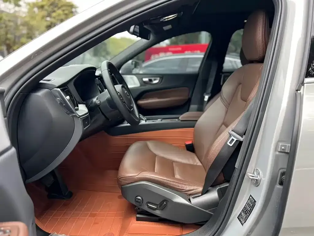 Volvo XC60 — фото 4