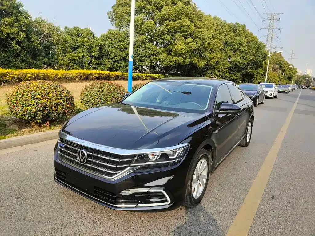 Volkswagen Passat New Energy — фото 1