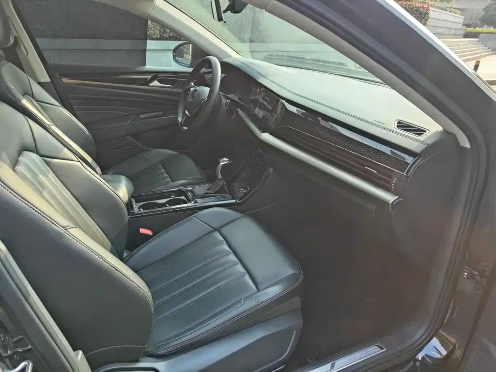 Volkswagen Passat New Energy — фото 3