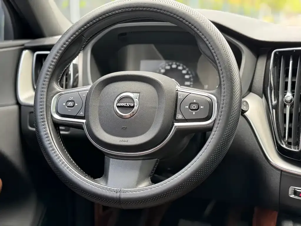 Volvo XC60 — фото 3