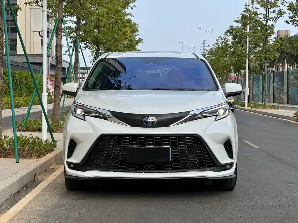 Toyota Granvia — фото 1