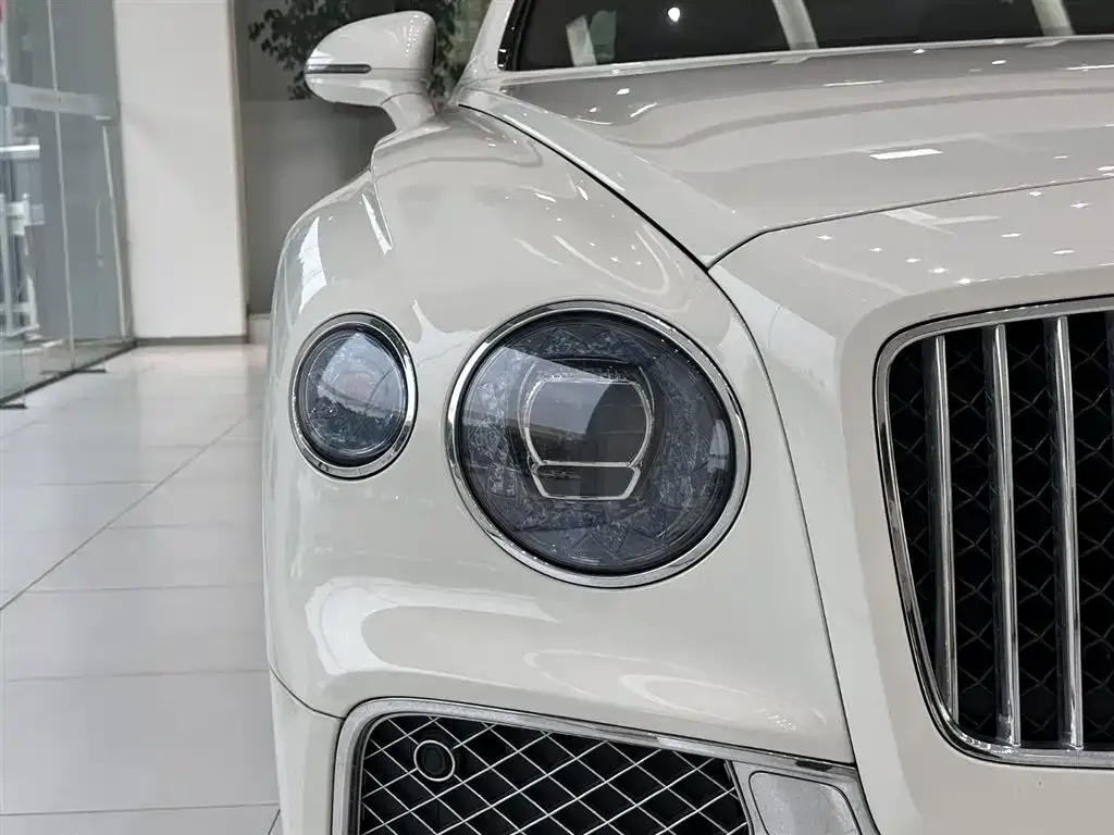 Bentley Flying Spur PHEV — фото 3