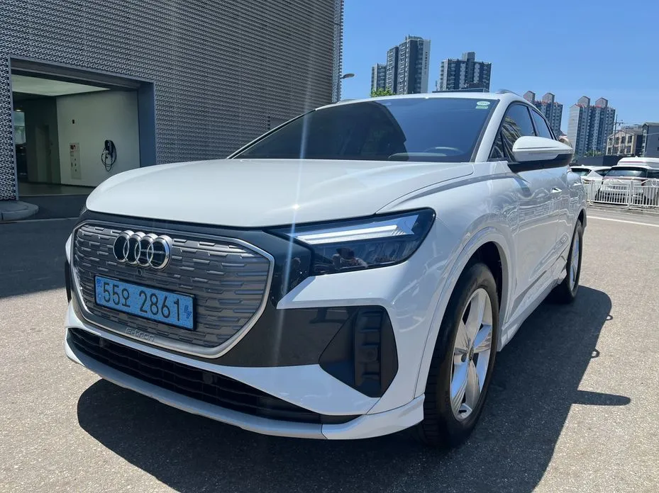 Audi Q4 e-tron — фото 1