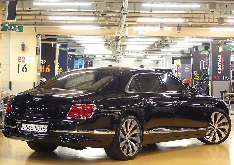 Bentley Flying Spur — фото 10
