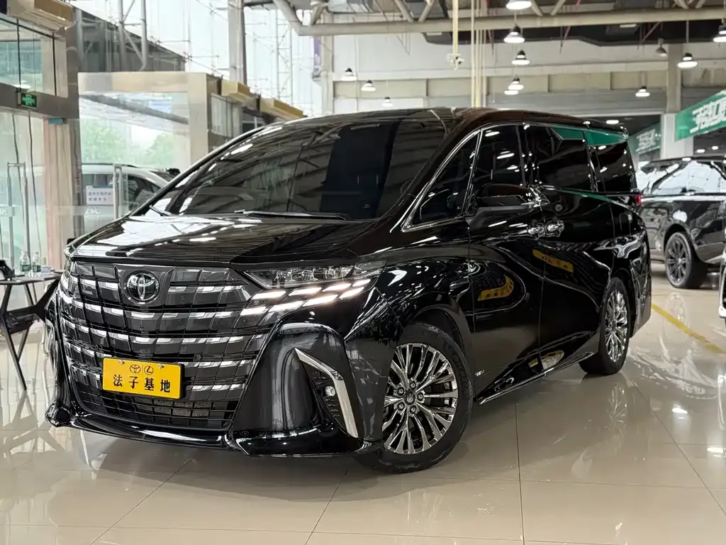 Toyota Alphard — фото 1