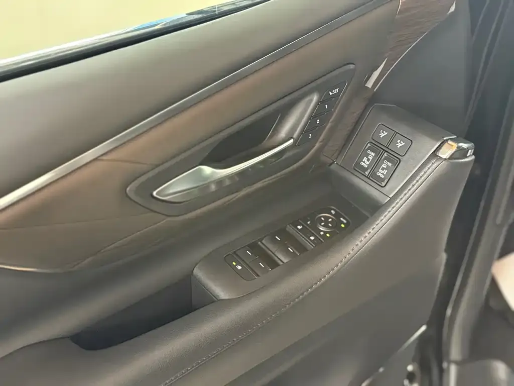 Toyota Alphard — фото 9
