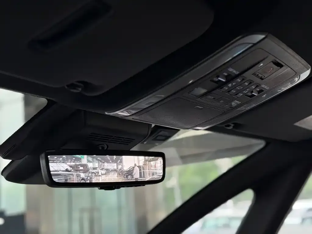Toyota Alphard — фото 2