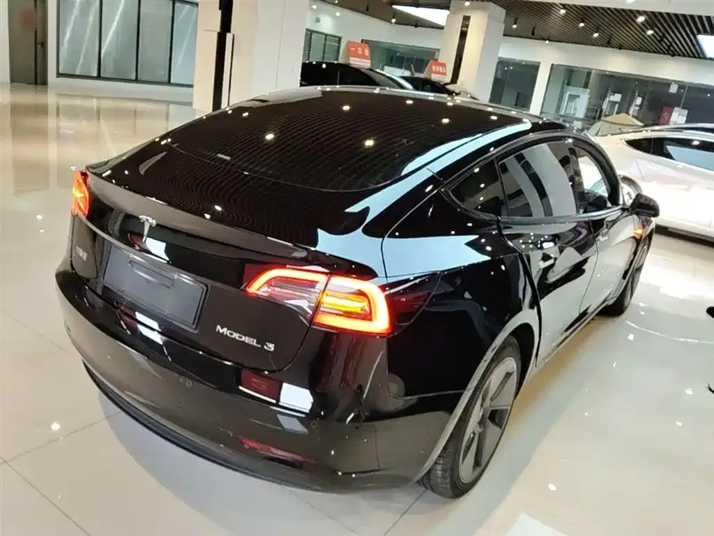 Tesla Model 3 — фото 9