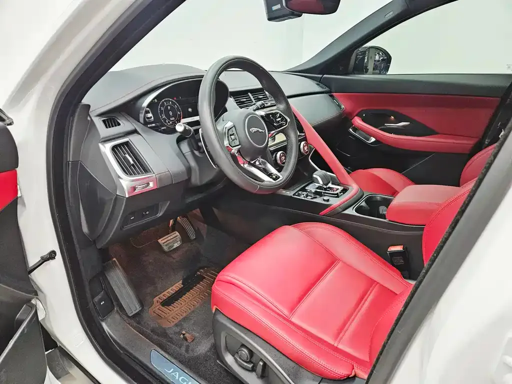 Jaguar E-PACE — фото 10
