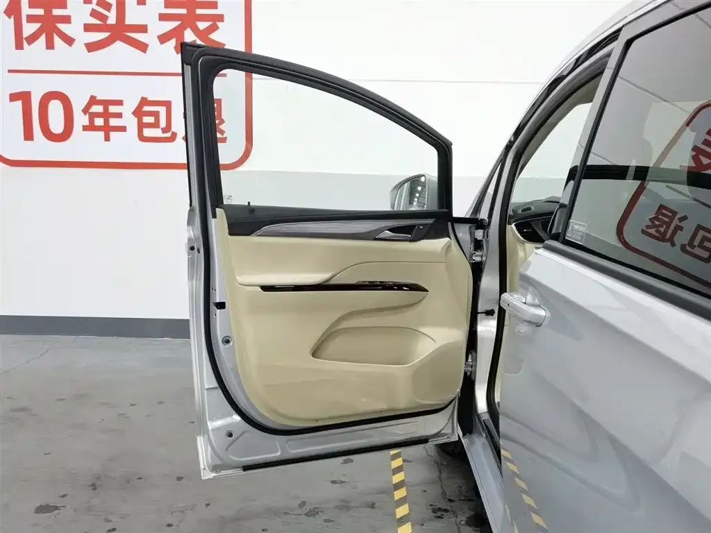 Buick GL8 Hybrid — фото 4