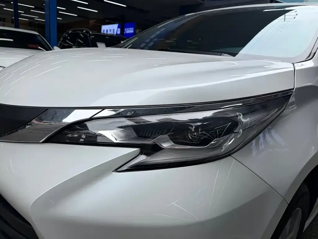 Toyota Sienna — фото 2