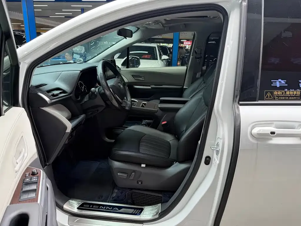Toyota Sienna — фото 4