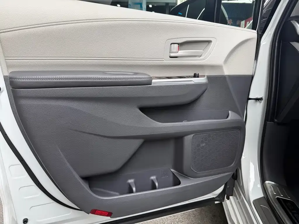 Toyota Sienna — фото 5