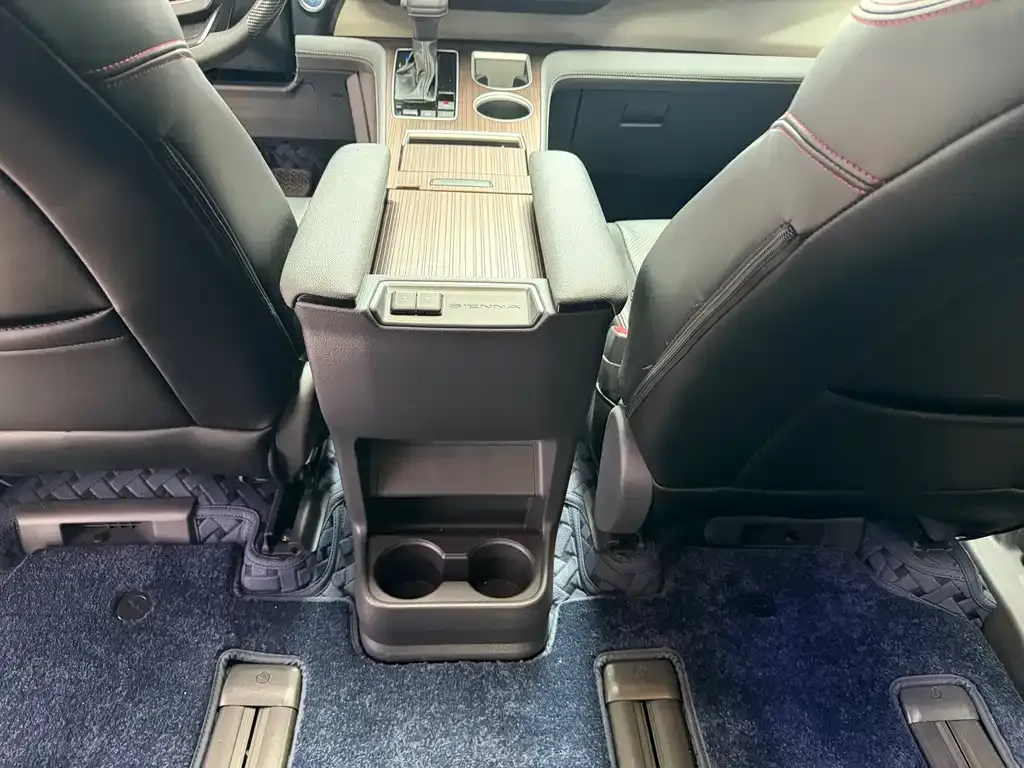 Toyota Sienna — фото 3