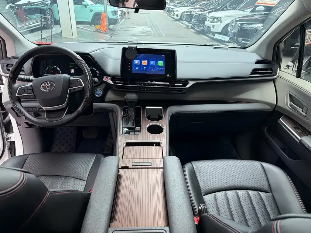 Toyota Sienna — фото 10