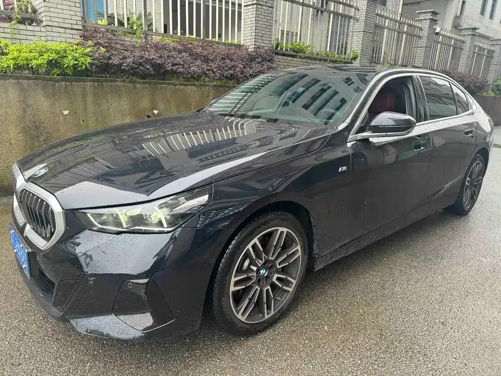 BMW 5 Series — фото 1