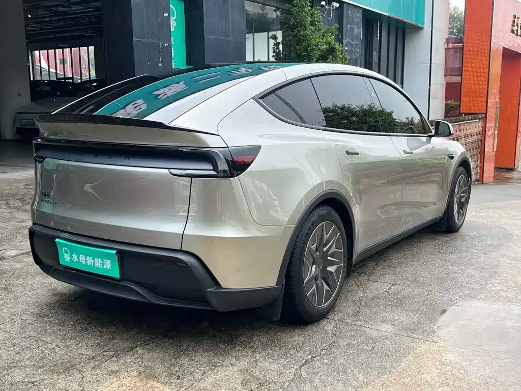 Tesla Model Y L — фото 9