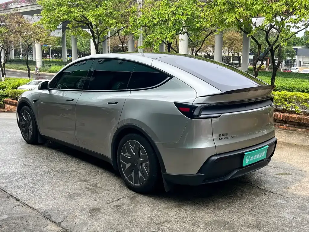 Tesla Model Y L — фото 10