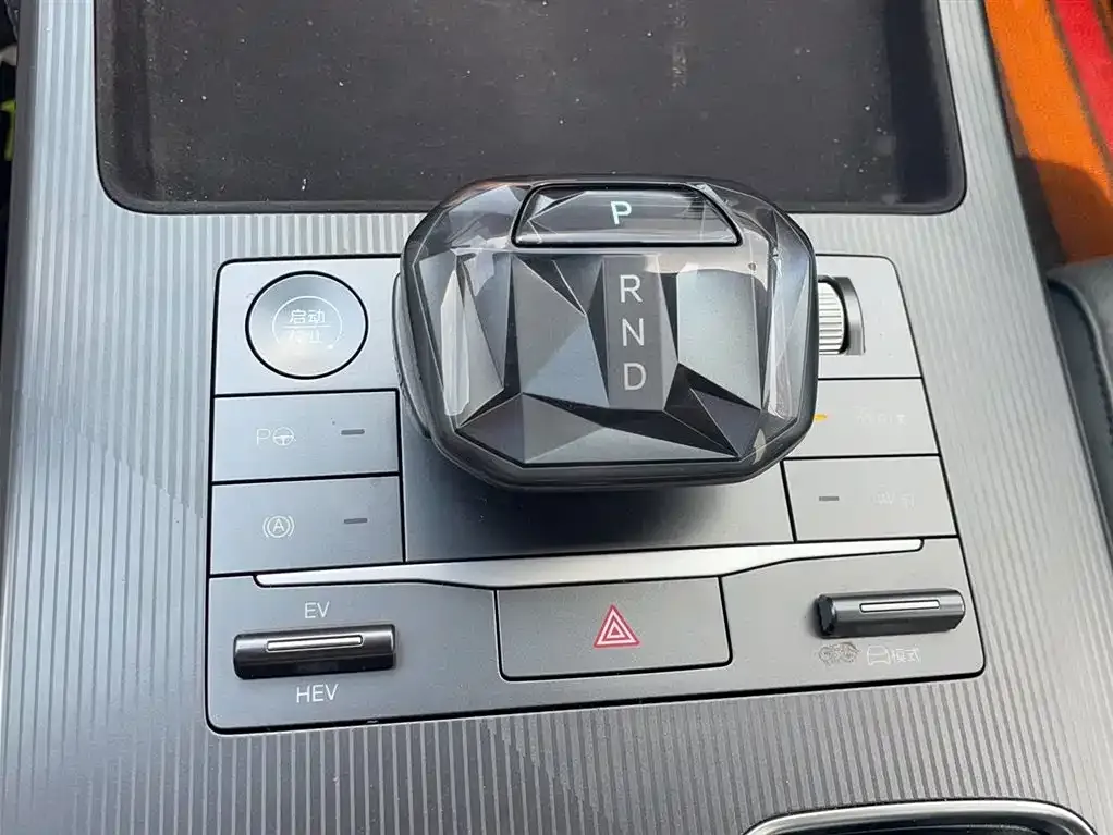 BYD L DM-i — фото 3