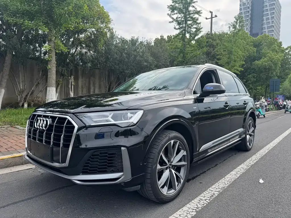 Audi Q7 — фото 1
