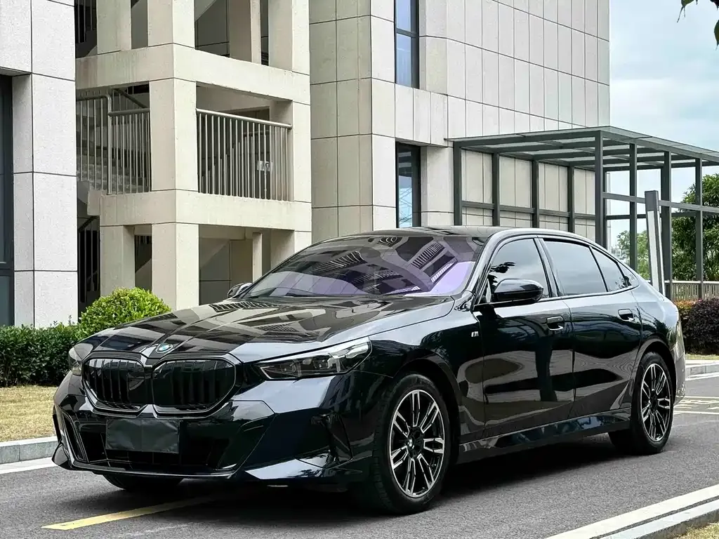 BMW 5 Series — фото 1