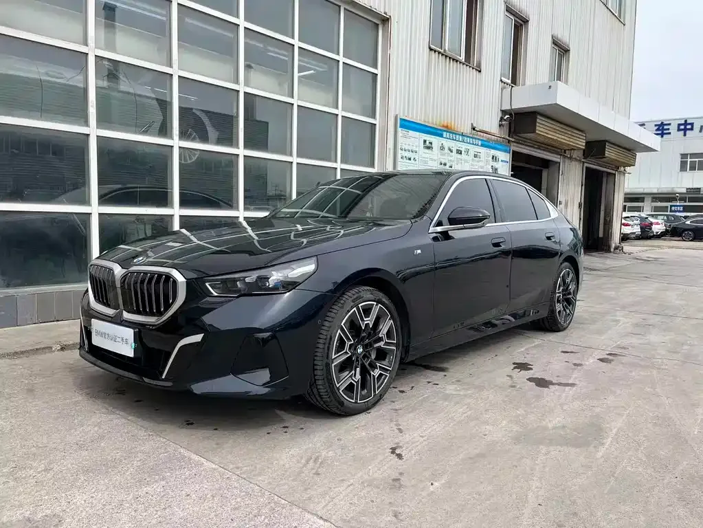BMW 5 Series — фото 1